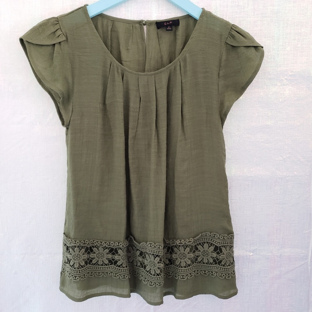 E & M Lace Trim Cap Sleeve Top